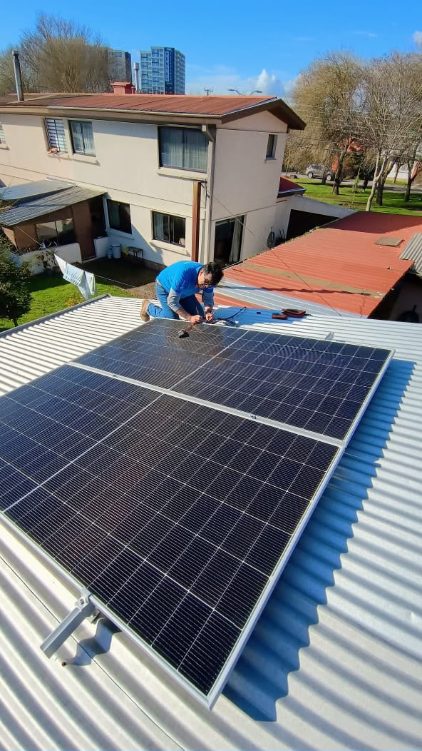 Instalación de paneles solares en techo residencial