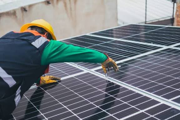 Técnico montando módulos fotovoltaicos