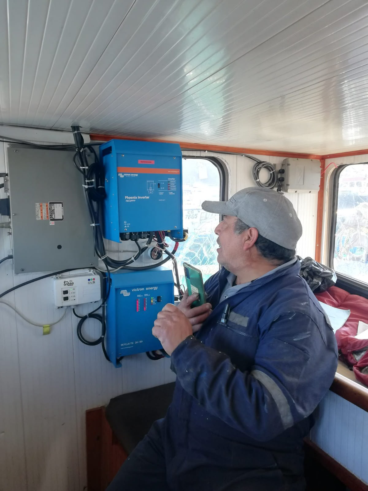 Inversor Victron Energy instalado en embarcación