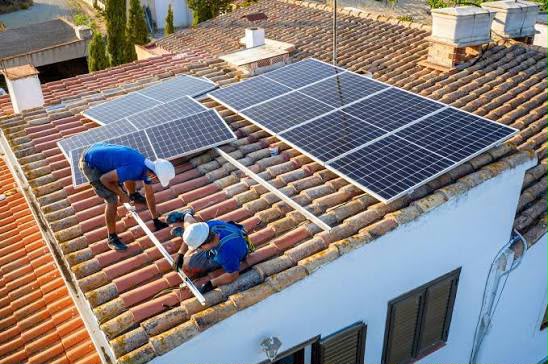 Montaje de paneles solares sobre techo de tejas